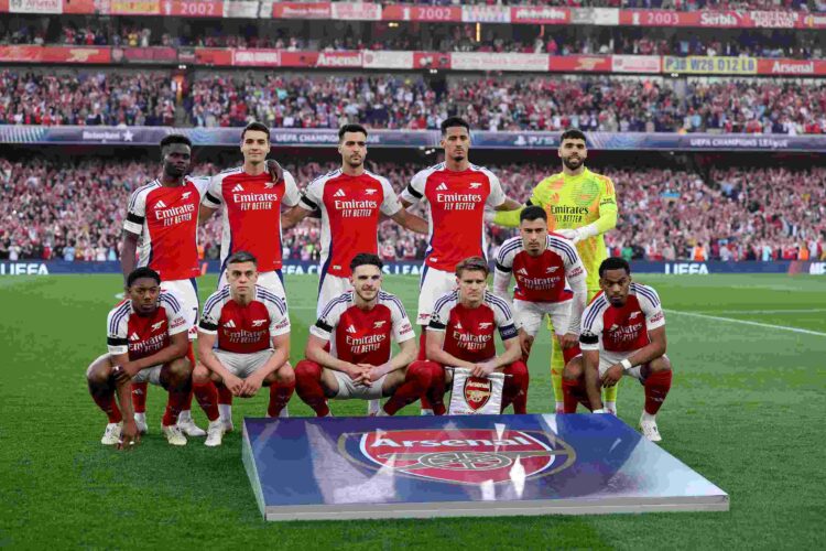 LONDON, ENGLAND - APRIL 29: The players of Arsenal pose for a team photo prior to kick-off ahead of the UEFA Champions League 2024/25 Semi Final Fi...