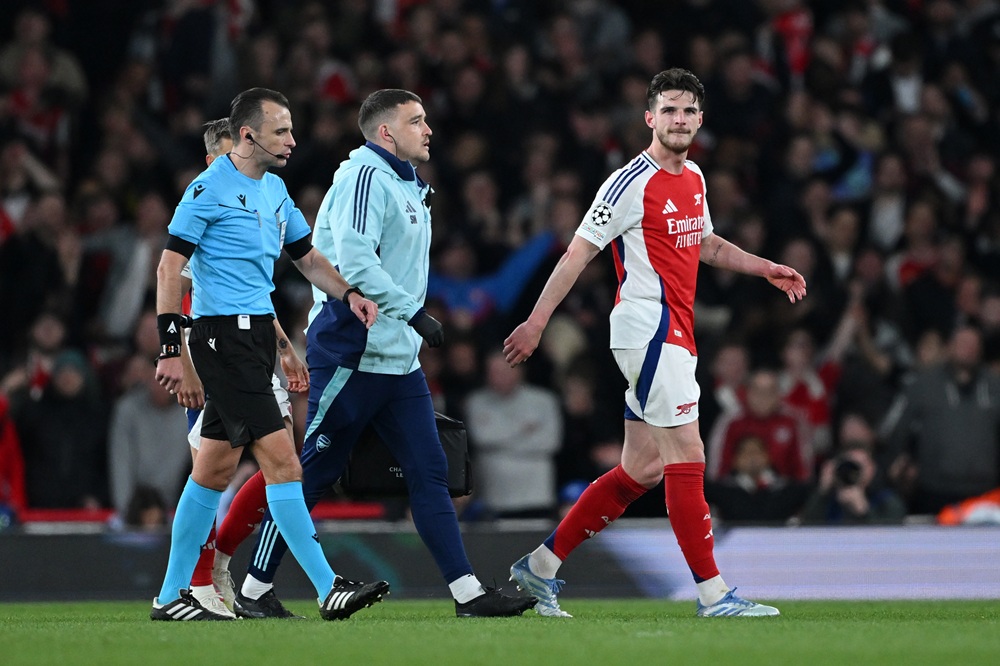 Arsenal player makes Champions League Team of the Season 2 LONDON, ENGLAND: Match Referee Irfan Peljto looks on as Declan Rice of Arsenal leaves the pitch with Simon Murphy, Physio of Arsenal, as he is substituted during the UEFA Champions League 2024/25 Quarter Final First Leg match between Arsenal FC and Real Madrid C.F. at Emirates Stadium on April 08, 2025. (Photo by Shaun Botterill/Getty Images)