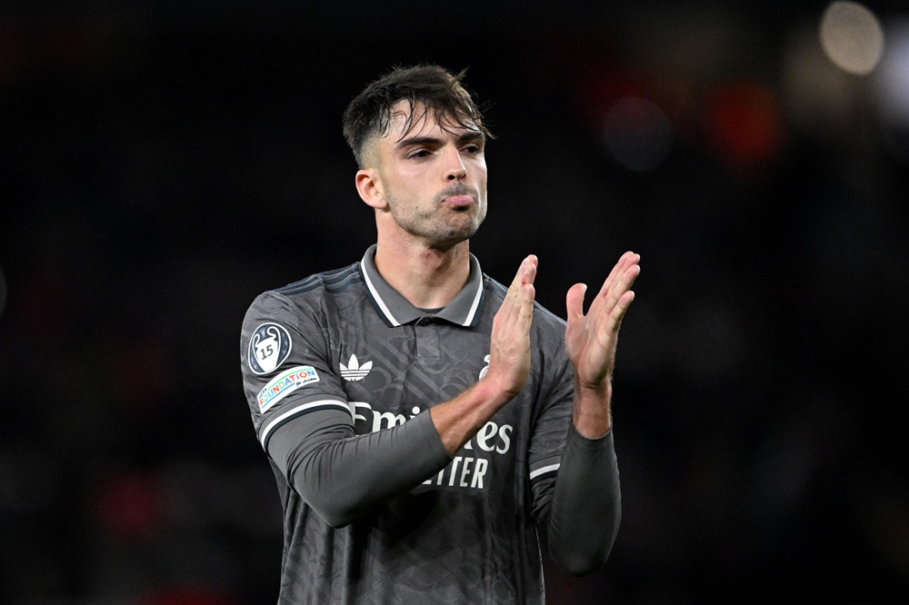 Jude Bellingham insists Arsenal tie not over & admits Real Madrid were lucky 4 LONDON, ENGLAND: Raul Asencio of Real Madrid claps the fans after the UEFA Champions League 2024/25 Quarter Final First Leg match between Arsenal FC and Real Madrid C.F. at Arsenal Stadium on April 08, 2025. (Photo by Justin Setterfield/Getty Images)