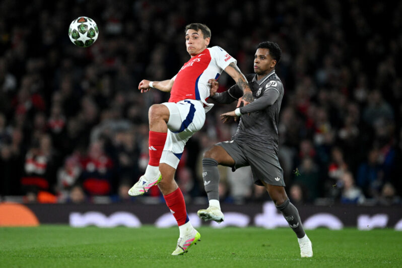 LONDON, ENGLAND - APRIL 08: Jakub Kiwior of Arsenal is challenged by Rodrygo of Real Madrid during the UEFA Champions League 2024/25 Quarter Final ...