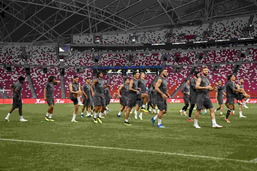 Arsenal to hold open training session in Singapore, ticket details announced 2 SINGAPORE - JULY 27: Arsenal team trains ahead of the International Champions Cup 2018 match between Arsenal v Paris Saint Germain on July 27, 2018 in Singapore. (Photo by Thananuwat Srirasant/Getty Images for ICC)
