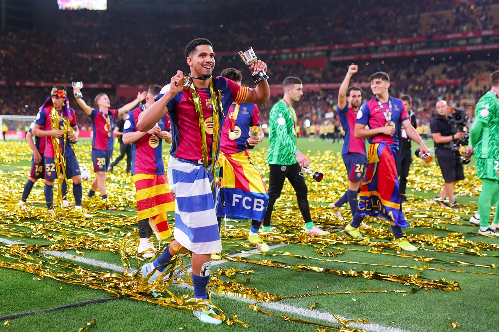 Barcelona fans mock Real Madrid with Arsenal flag at cup final 2 SEVILLE, SPAIN: Ronald Araujo of FC Barcelona celebrtes after winning the Copa del Rey Final match between FC Barcelona and Real Madrid at Estadio de La Cartuja on April 26, 2025. (Photo by Fran Santiago/Getty Images)