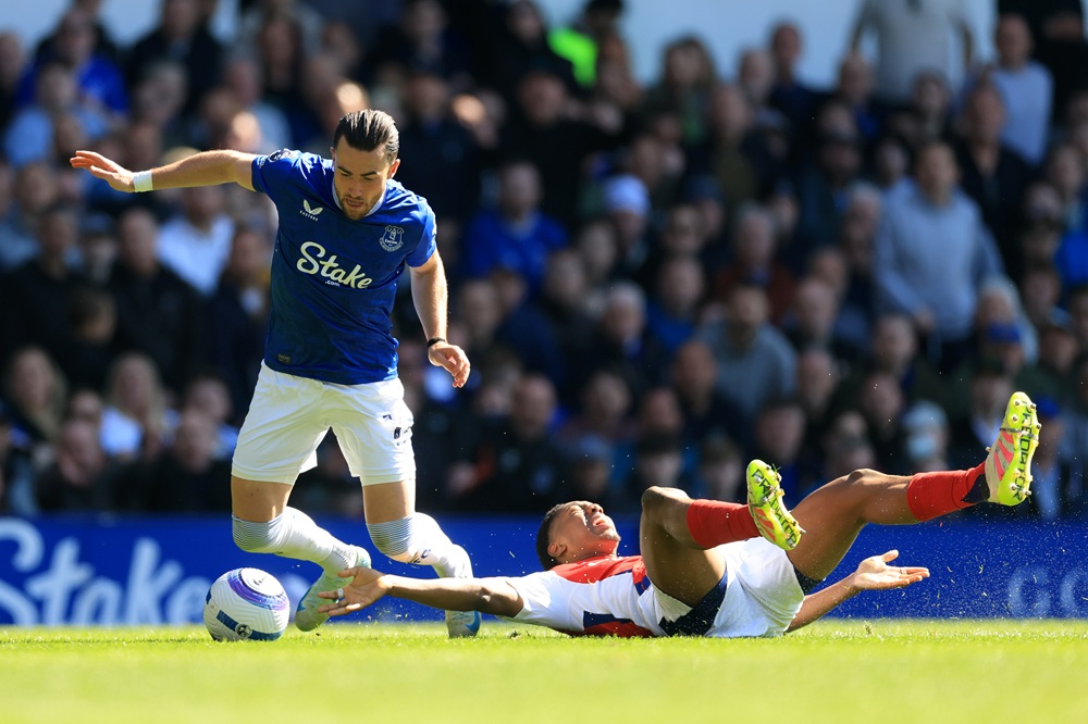 Ex-Everton players & former refs agree Arsenal penalty call was wrong 2 LIVERPOOL, ENGLAND: Jack Harrison of Everton clashes with Myles Lewis-Skelly of Arsenal during the Premier League match between Everton FC and Arsenal FC at Goodison Park on April 05, 2025. (Photo by Carl Recine/Getty Images)