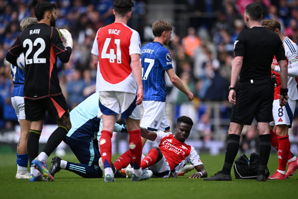 Bukayo Saka back to 'top form', says L’Équipe, as Arsenal prepare for PSG 4 IPSWICH, ENGLAND - APRIL 20: Bukayo Saka of Arsenal receives medical treatment during the Premier League match between Ipswich Town FC and Arsenal FC at Portman Road on April 20, 2025 in Ipswich, England. (Photo by Justin Setterfield/Getty Images)