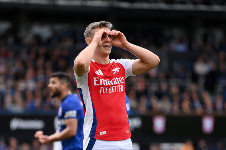 IPSWICH, ENGLAND - APRIL 20: Leandro Trossard of Arsenal celebrates scoring his team's third goal during the Premier League match between Ipswich T...