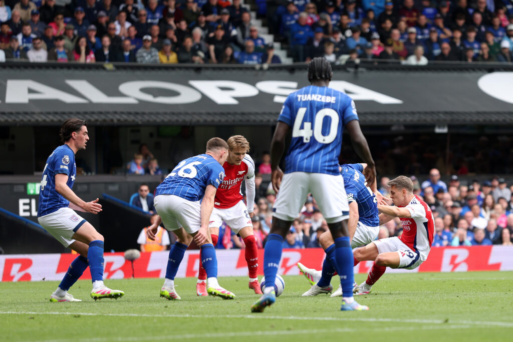 Arsenal bring Bernabeu form to Portman Road 3 IPSWICH, ENGLAND - APRIL 20: Leandro Trossard of Arsenal scores his team's first goal under pressure from Sam Morsy of Ipswich Town during the Premier League match between Ipswich Town FC and Arsenal FC at Portman Road on April 20, 2025 in Ipswich, England. (Photo by Julian Finney/Getty Images)