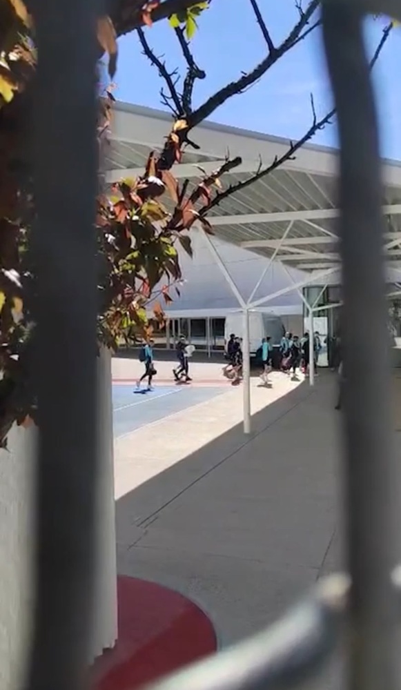 Arsenal squad spotted heading to school ahead of Real Madrid match 2 The Arsenal squad arrive for a training session (Photo via Relevo)