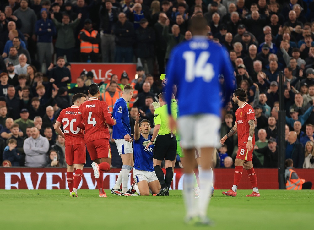 PGMOL admit Everton player should be banned against Arsenal 2 LIVERPOOL, ENGLAND: James Tarkowski of Everton is shown a yellow card by referee Samuel Barrott, following a foul on Alexis Mac Allister of Liverpool (not pictured) during the Premier League match between Liverpool FC and Everton FC at Anfield on April 02, 2025. (Photo by Carl Recine/Getty Images)