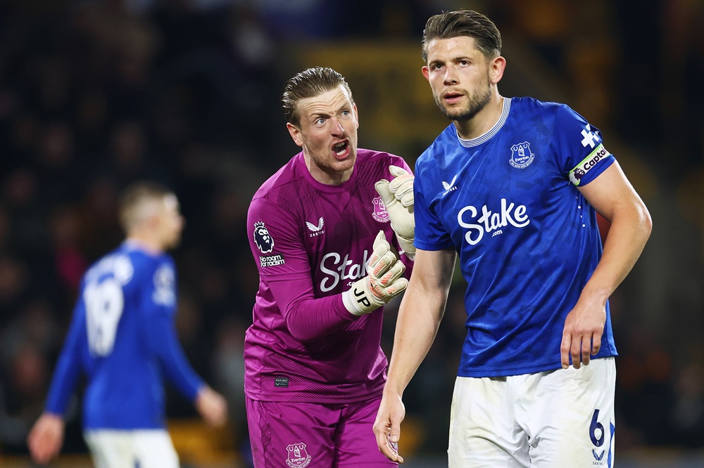 PGMOL admit Everton player should be banned against Arsenal 3 WOLVERHAMPTON, ENGLAND: Jordan Pickford of Everton speaks with team-mate James Tarkowski during the Premier League match between Wolverhampton Wanderers FC and Everton FC at Molineux on March 08, 2025. (Photo by Dan Istitene/Getty Images)