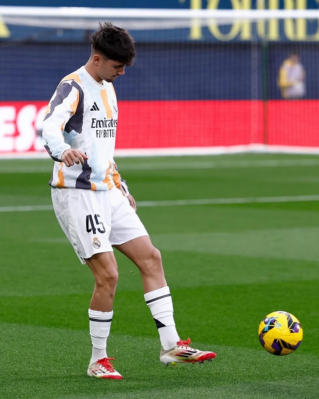 Arsenal interested in summer signing of Real Madrid teenager 3 Victor Valdepenas warming up with Real Madrid Castilla (Photo via Valdepenas on Instagram)