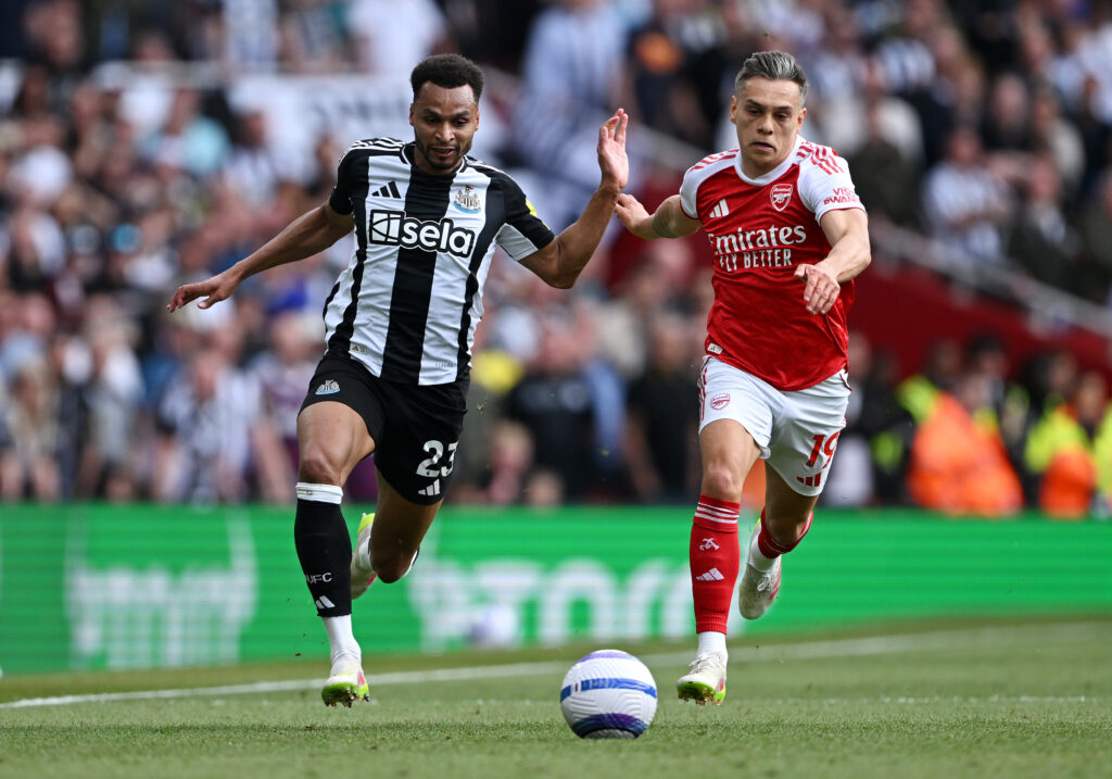 LONDON, ENGLAND - MAY 18: Jacob Murphy of Newcastle United battles for possession with Leandro Trossard of Arsenal during the Premier League match between Arsenal FC and Newcastle United FC at Emirates Stadium on May 18, 2025 in London, England. (Photo by Mike Hewitt/Getty Images)
