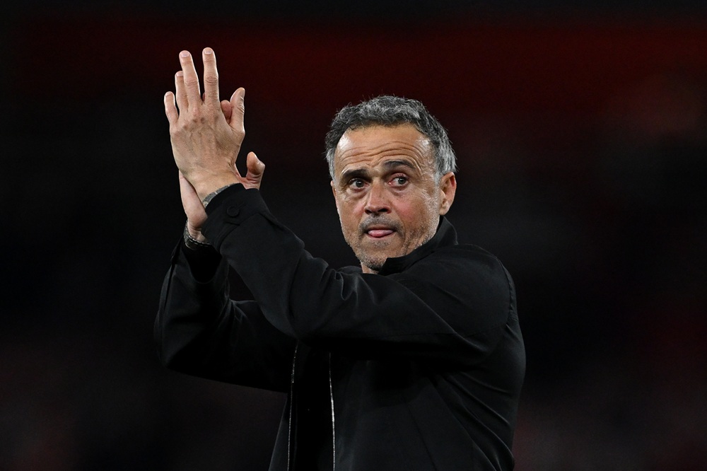 LONDON, ENGLAND: Luis Enrique, Head Coach of Paris Saint-Germain, claps the fans after the Premier League match between Arsenal FC and Crystal Palace FC at Emirates Stadium on April 23, 2025. (Photo by Justin Setterfield/Getty Images)