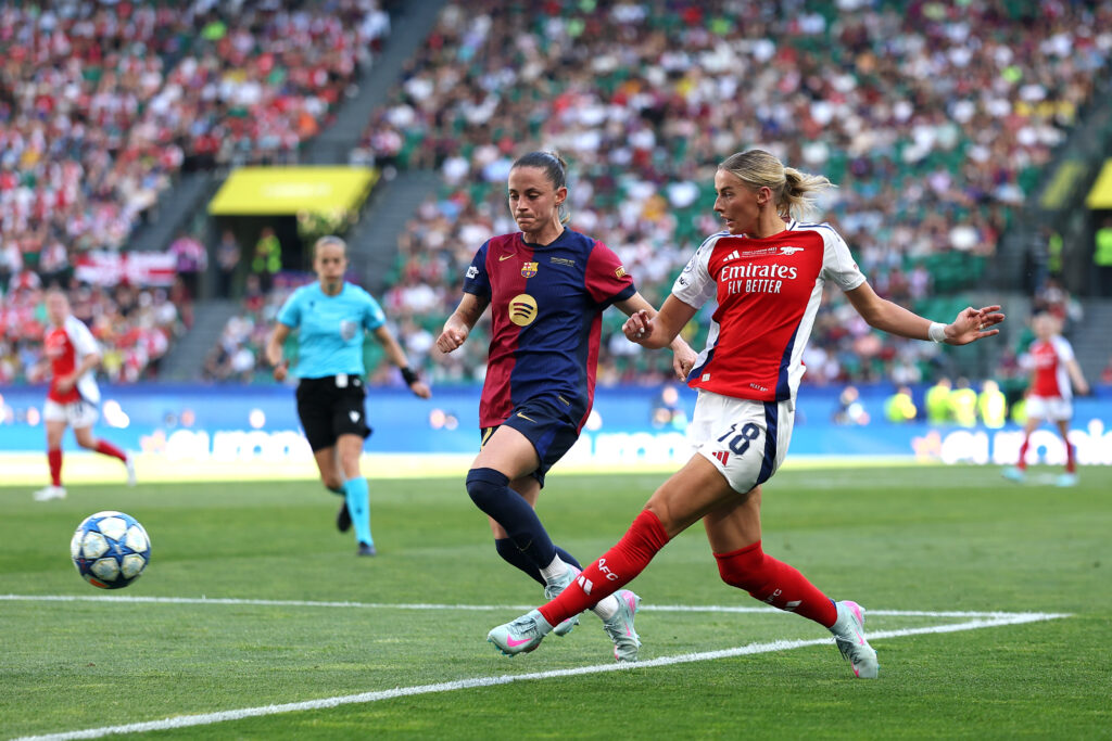 LISBON, PORTUGAL - MAY 24: Chloe Kelly of Arsenal crosses the ball whilst under pressure from Ona Batlle of FC Barcelona during the UEFA Women's Champions League final match between Arsenal WFC and FC Barcelona at Estadio Jose Alvalade on May 24, 2025 in Lisbon, Portugal. (Photo by Maja Hitij/Getty Images)