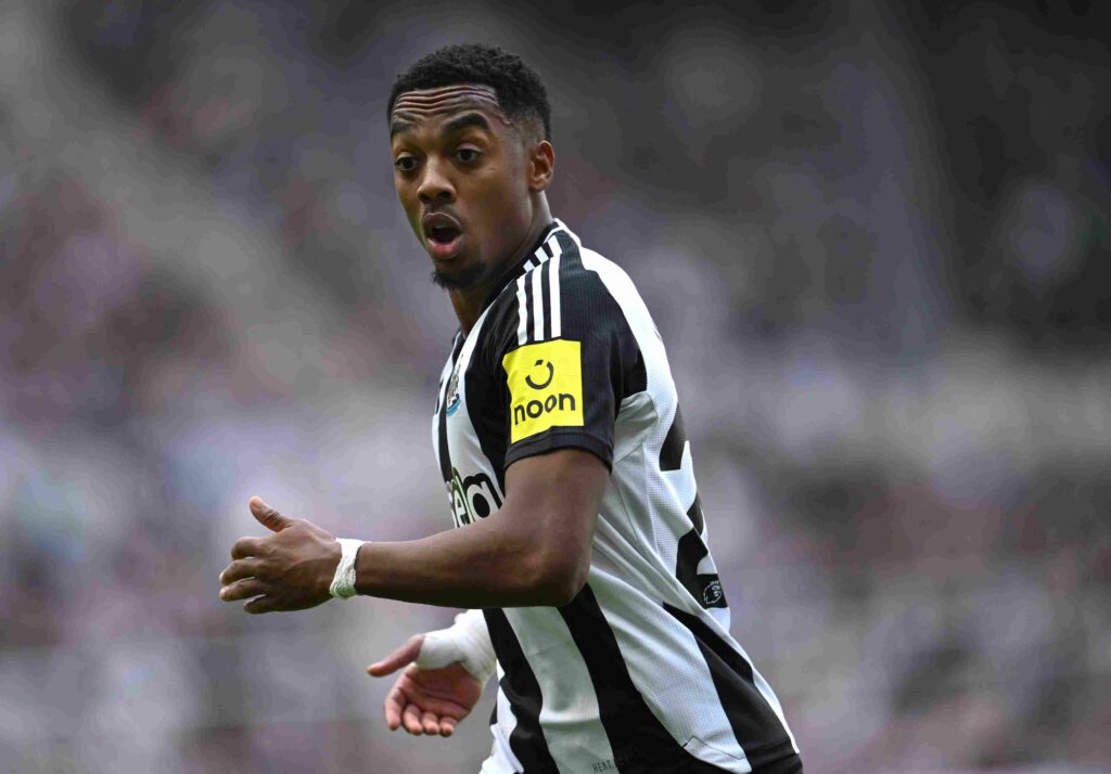 NEWCASTLE UPON TYNE, ENGLAND - APRIL 26: Joe Willock of Newcastle United in action during the Premier League match between Newcastle United FC and Ipswich Town FC at St James' Park on April 26, 2025 in Newcastle upon Tyne, England. (Photo by Stu Forster/Getty Images)
