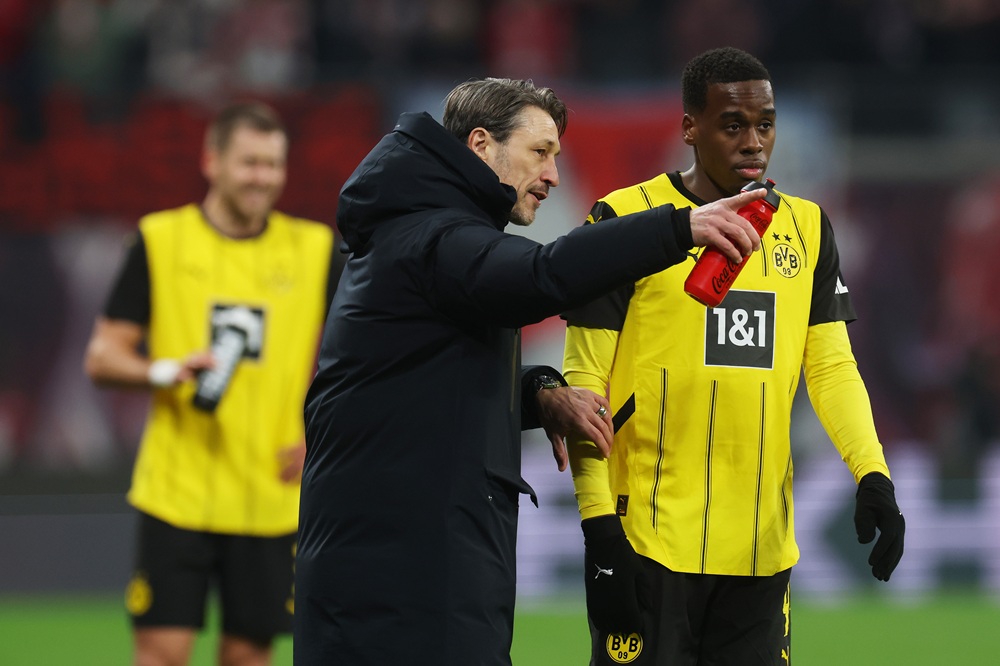 Chelsea agree terms & submit bid for Arsenal-linked forward 3 LEIPZIG, GERMANY: Niko Kovac, Head Coach of Borussia Dortmund, speaks to Jamie Bynoe-Gittens of Borussia Dortmund during the Bundesliga match between RB Leipzig and Borussia Dortmund at Red Bull Arena on March 15, 2025. (Photo by Alexander Hassenstein/Getty Images)