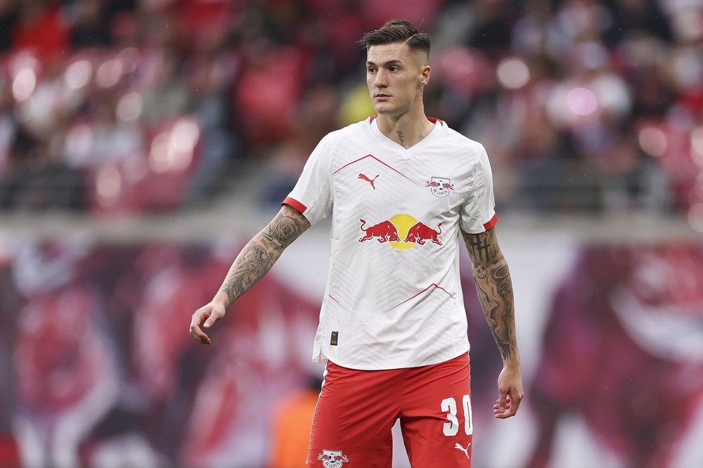Striker target leaning towards joining Arsenal over Chelsea 2 LEIPZIG, GERMANY: Benjamin Sesko of RB Leipzig looks on during the Bundesliga match between RB Leipzig and VfB Stuttgart at Red Bull Arena on May 17, 2025. (Photo by Maja Hitij/Getty Images)