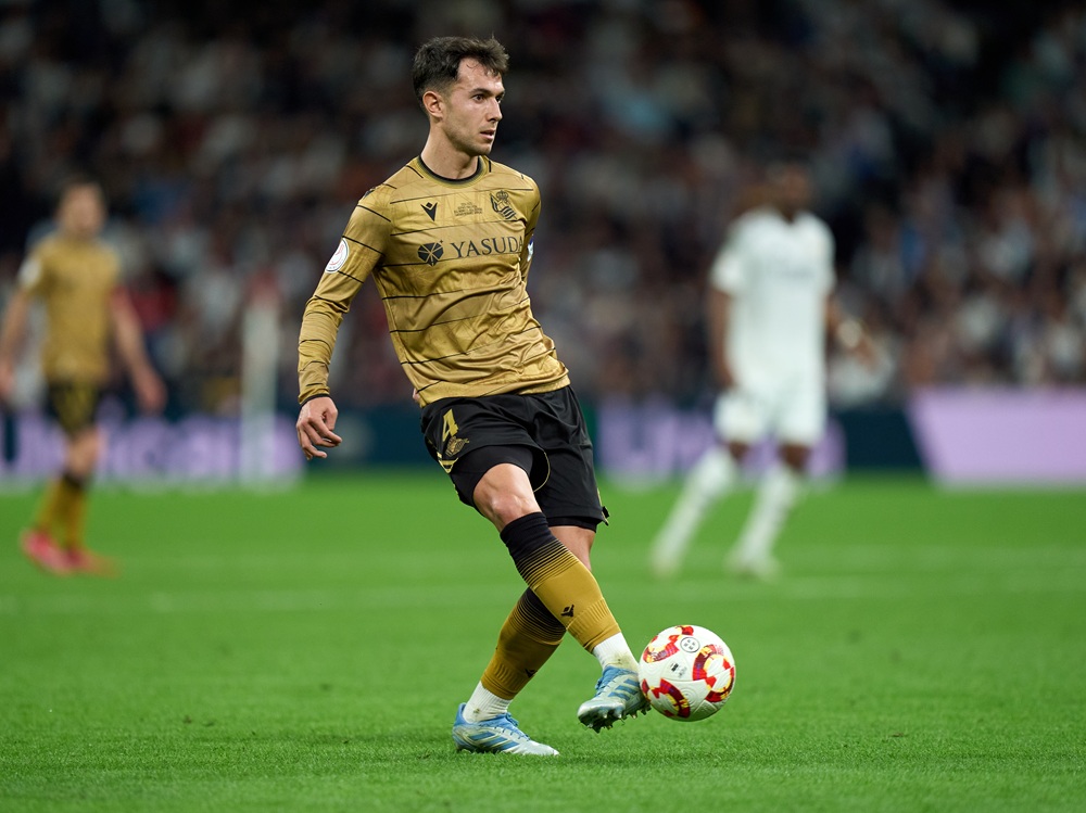 New reports confirm reason for Arsenal signing delay 2 MADRID, SPAIN: Martin Zubimendi of Real Sociedad controls the ball during the Copa del Rey semifinal match between Real Madrid and Real Sociedad at Estadio Santiago Bernabeu on April 01, 2025. (Photo by Angel Martinez/Getty Images)