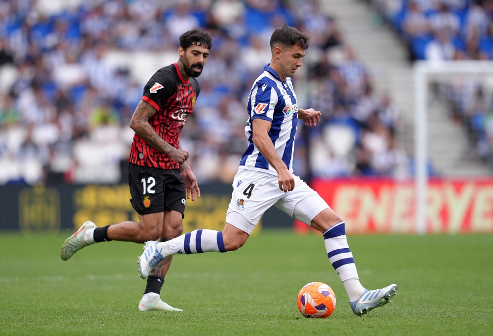 SAN SEBASTIAN, SPAIN: Martin Zubimendi of Real Sociedad runs with the ball whilst under pressure from Samu Costa of RCD Mallorca during the LaLiga match between Real Sociedad and RCD Mallorca at Reale Arena on April 12, 2025. (Photo by Juan Manuel Serrano Arce/Getty Images)