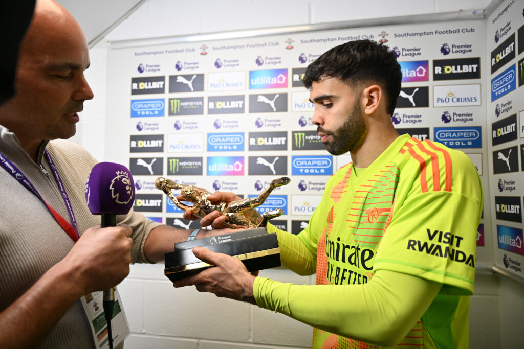 Raya sets sights on Golden Glove hat-trick after 2nd win 2 SOUTHAMPTON, ENGLAND - MAY 25: David Raya of Arsenal receives the Premier League Golden Glove award following the Premier League match between Southampton FC and Arsenal FC at St Mary's Stadium on May 25, 2025 in Southampton, England. (Photo by Dan Mullan/Getty Images)