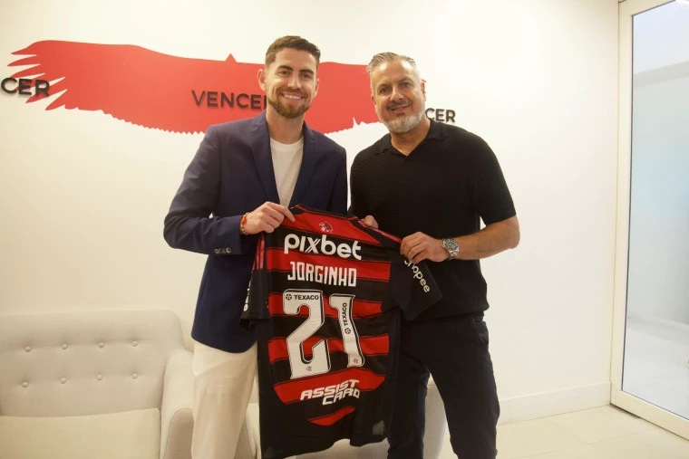 Jorginho signs for Flamengo (Photo via Flamengo.com.br)