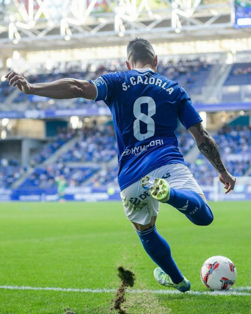 Santi Cazorla still has it, even at 40! 4 Santi Cazorla taking a set-piece for Real Oviedo (Photo via Cazorla on Instagram)