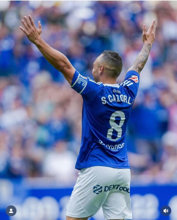 Santi Cazorla celebrating with Real Oviedo (Photo via Cazorla on Instagram)