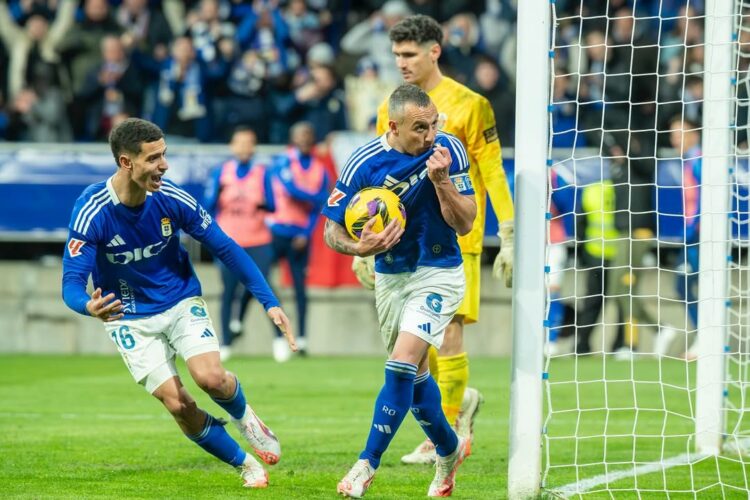 Santi Cazorla celebrating a goal for Real Oviedo (Photo via Cazorla on Instagram)