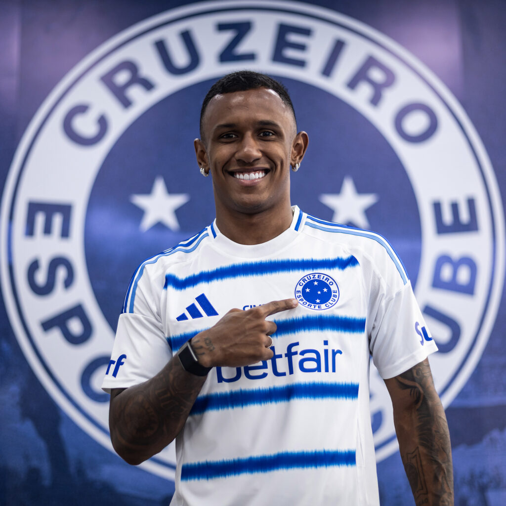 Marquinhos after signing permanently for Cruzeiro (Photo via Cruzeiro on Twitter)