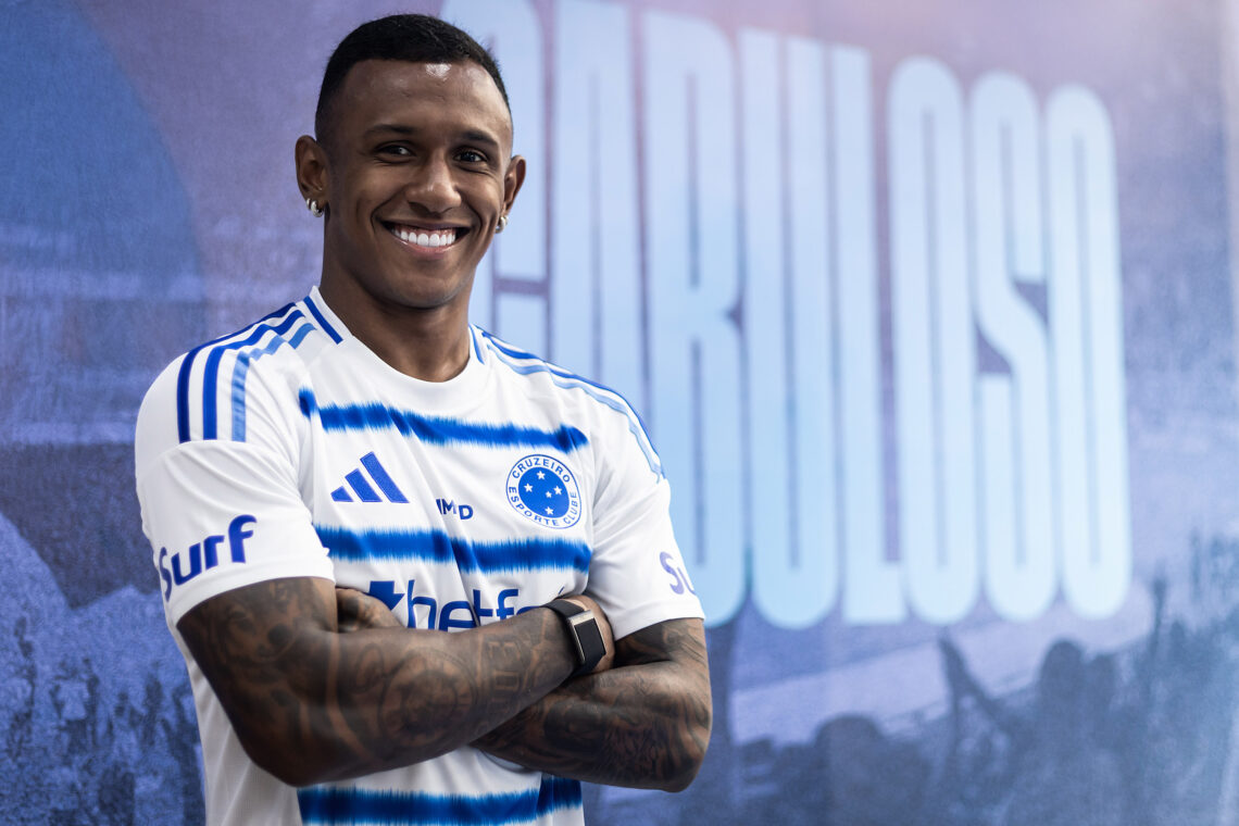 Marquinhos after signing permanently for Cruzeiro (Photo via Cruzeiro on Twitter)
