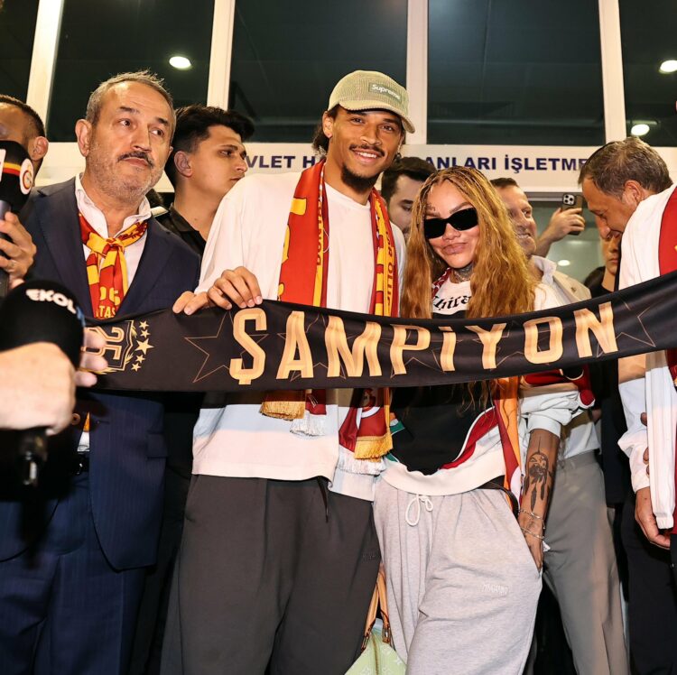 Leroy Sane arriving to sign for Galatasaray (Photo via GalatasaraySK on Twitter)