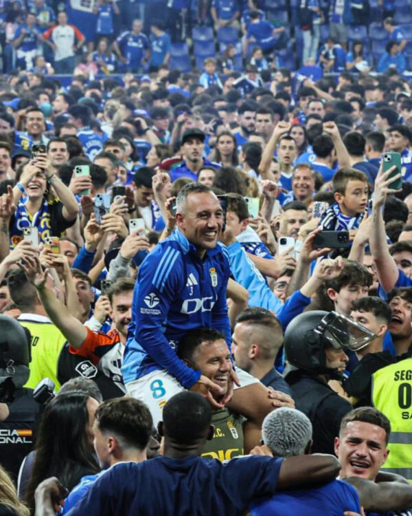 Santi Cazorla celebrating promotion with Real Oviedo (Photo via TNT Sports on Twitter)