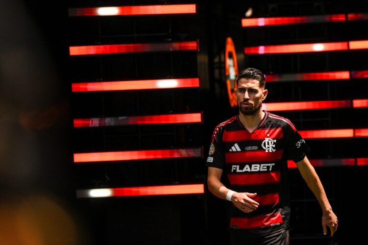PHILADELPHIA, PENNSYLVANIA: Jorginho of CR Flamengo walks onto the pitch prior to the FIFA Club World Cup 2025 group D match between CR Flamengo an...