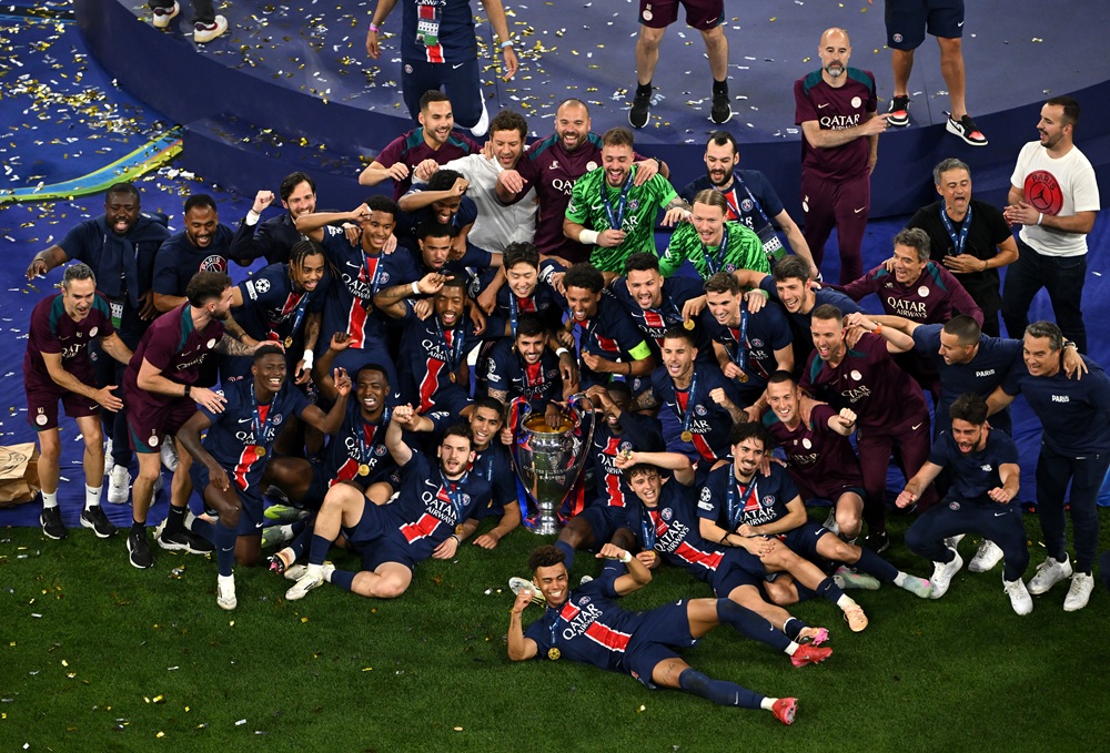 MUNICH, GERMANY: Paris Saint-Germain pose with the UEFA Champions League trophy following the UEFA Champions League Final 2025 between Paris Saint-Germain and FC Internazionale Milano at Munich Football Arena on May 31, 2025. (Photo by Dan Mullan/Getty Images)