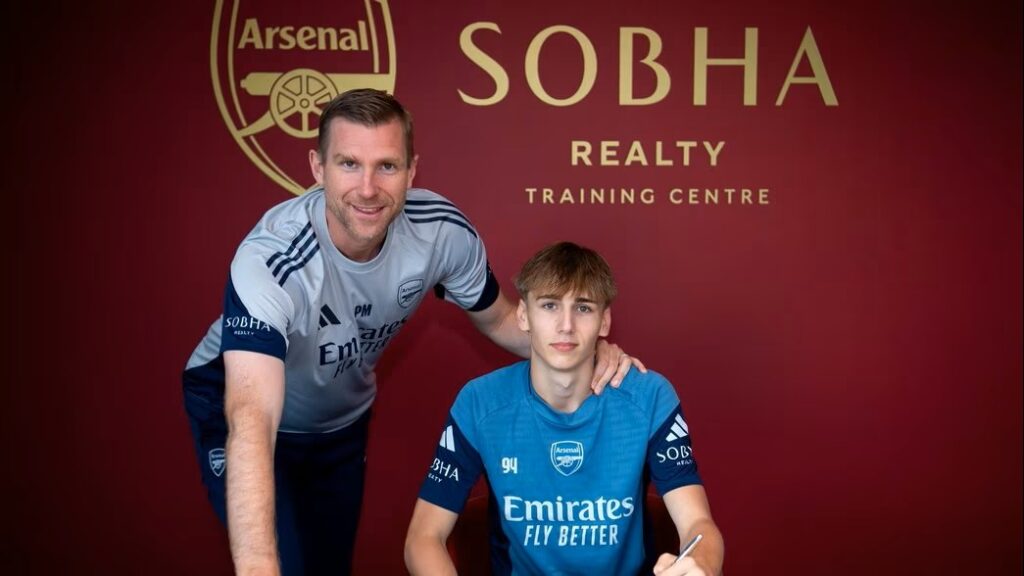 Arsenal sign MK Dons 16yo 2 Per Mertesacker with Remi Lupinski as he signs for Arsenal (Photo via Arsenal.com)
