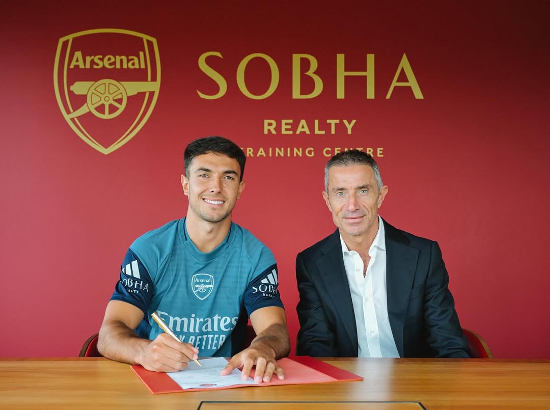 Martin Zubimendi signing his Arsenal contract alongside sporting director Andrea Berta (Photo via Arsenal on Instagram)