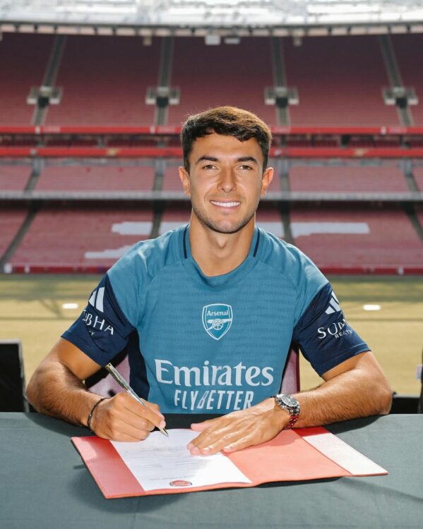 Martin Zubimendi signing his Arsenal contract (Photo via Arsenal on Instagram)
