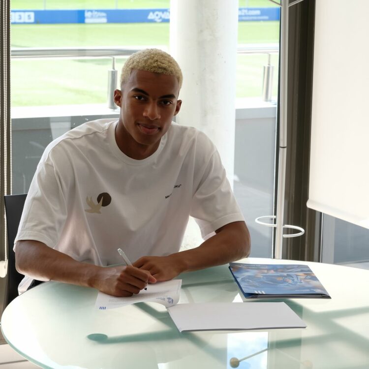 Zac Shuaib signing for Real Sociedad (Photo via Shuaib on Instagram)