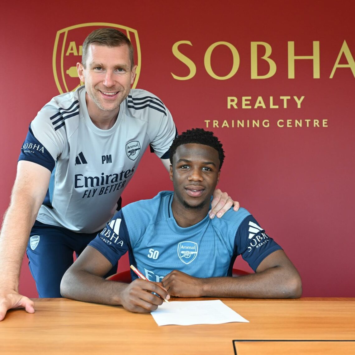 Daniel Oyetunde signing his professional contract (Photo via Arsenal on Instagram)