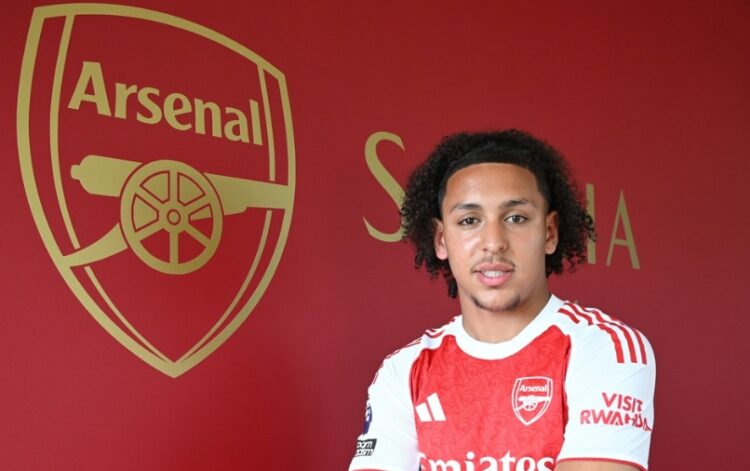 Cam'ron Ismail after signing his professional contract with Arsenal (Photo via Arsenal.com)
