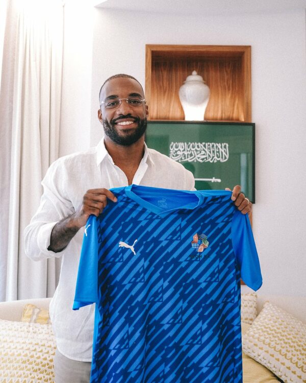 Alexandre Lacazette signs for NEOM S.C. (Photo via NEOMSportsClub on Twitter)
