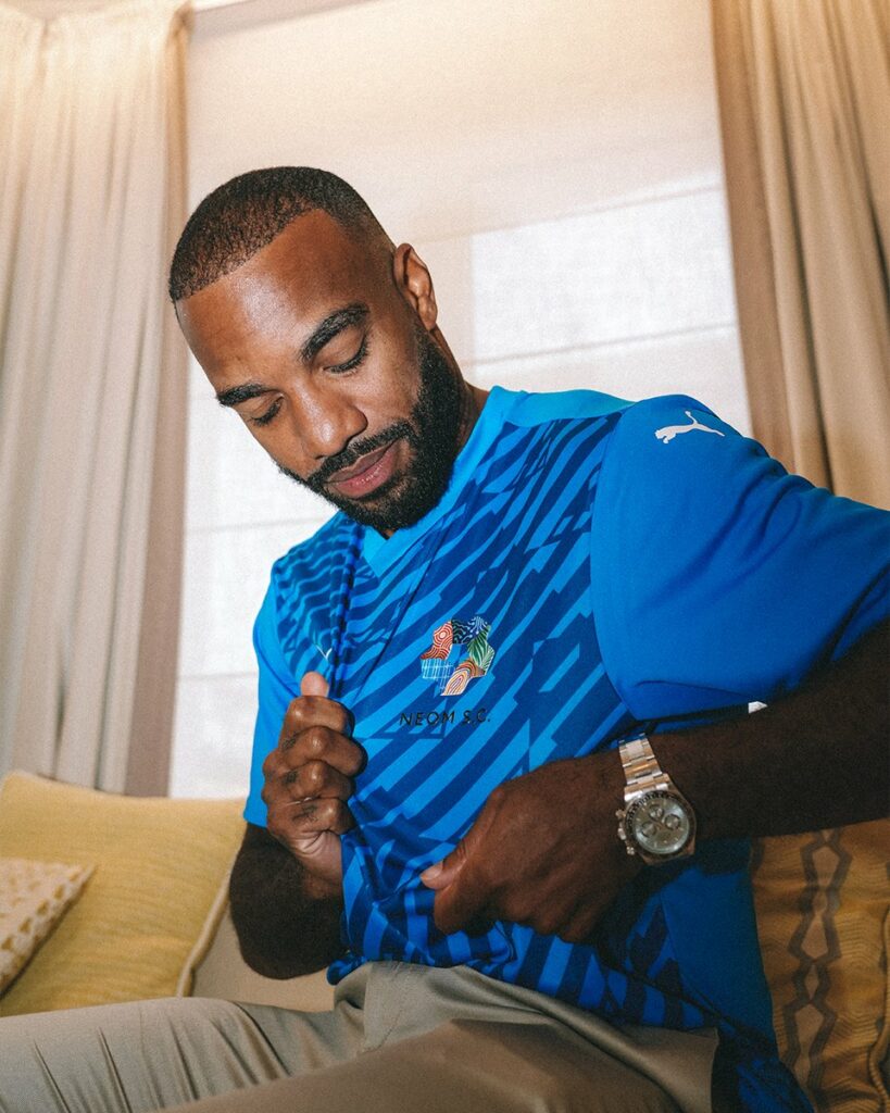 Alexandre Lacazette signs for NEOM S.C. (Photo via NEOMSportsClub on Twitter)