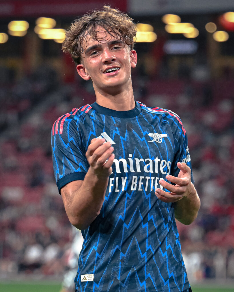Arsenal 15yo shines in pre-season win over Newcastle United 4 Max Dowman with the Arsenal first-team (Photo via PLYouth on Twitter)