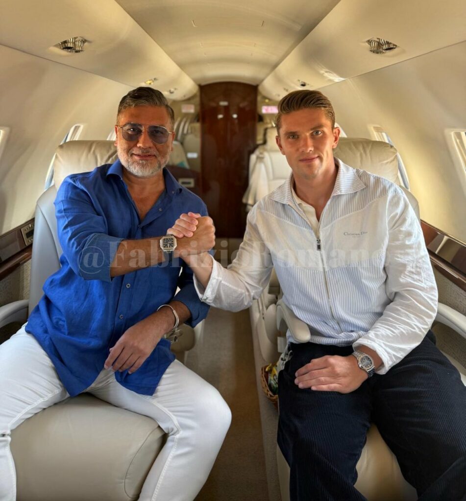 Gyokeres filmed arriving in London for Arsenal medical 3 Viktor Gyokeres with his agent on the plane to London (Photo via Fabrizio Romano on Twitter)