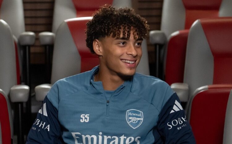 Marcell Washington after signing for Arsenal (Photo via Arsenal.com)