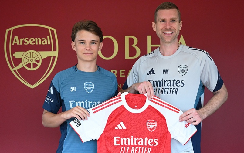 Will Sweet alongside Per Mertesacker after signing his professional contract with Arsenal (Photo via Arsenal.com)