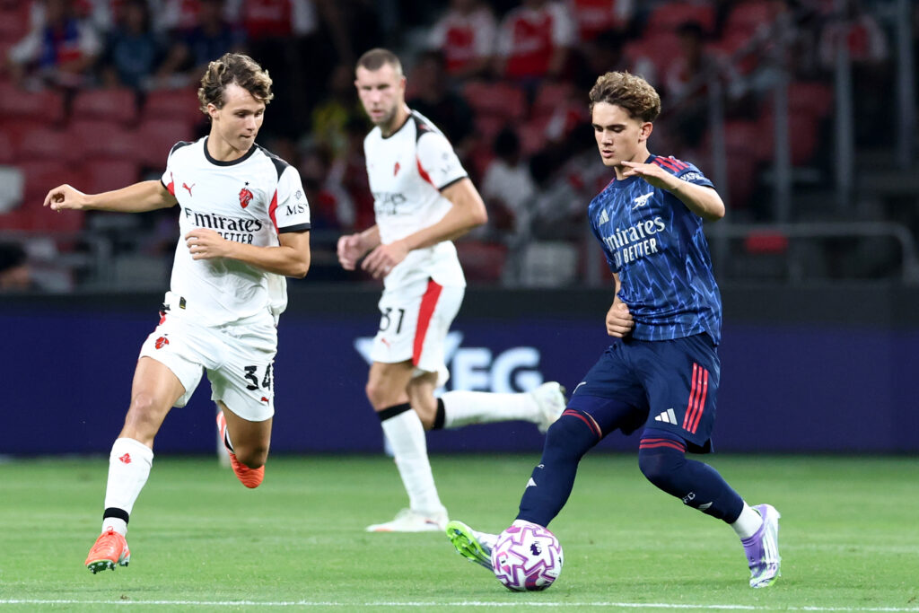 Arsenal start tour with win over AC Milan 3 SINGAPORE, SINGAPORE - JULY 23: Max Dowman of Arsenal is challenged by Christian Comotto of AC Milan during the Pre-Season Friendly match between Arsenal FC and AC Milan at National Stadium on July 23, 2025 in Singapore. (Photo by Yong Teck Lim/Getty Images)