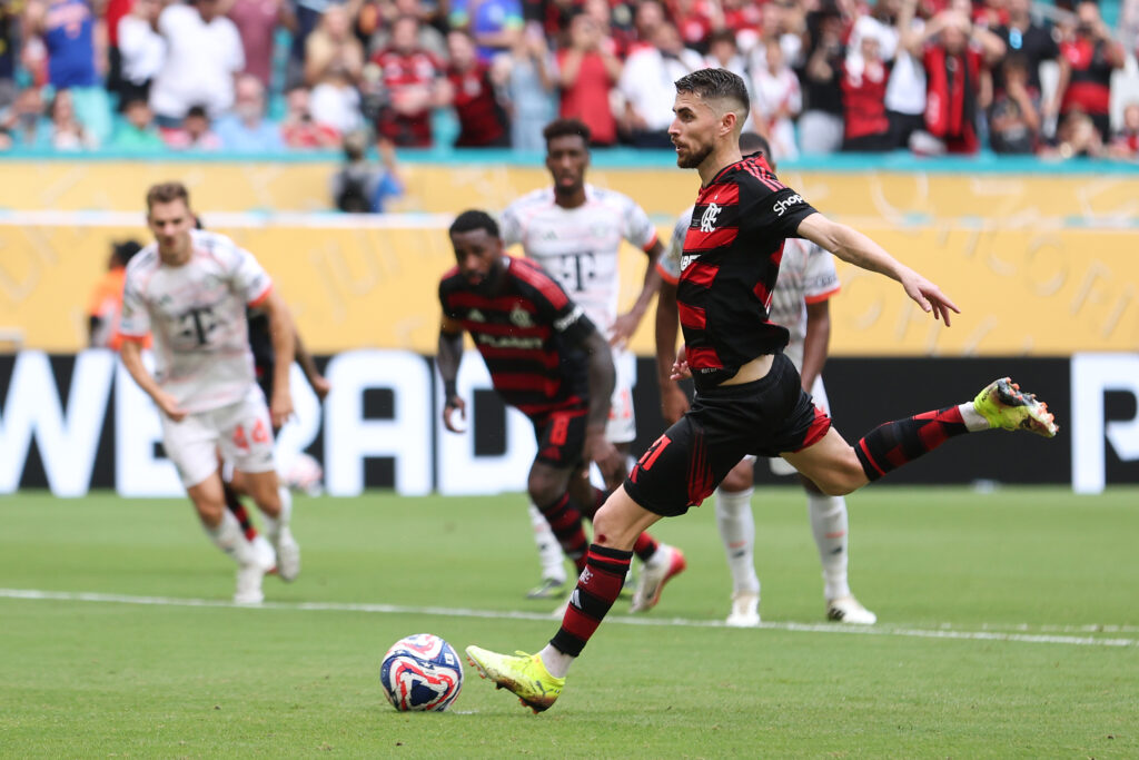 Arsenal complete signing of Premier League midfielder 3 MIAMI GARDENS, FLORIDA - JUNE 29: Jorginho #21 of CR Flamengo scores his team's second goal on a penalty kick during the FIFA Club World Cup 2025 round of 16 match between CR Flamengo and FC Bayern München at Hard Rock Stadium on June 29, 2025 in Miami Gardens, Florida. (Photo by Megan Briggs/Getty Images)