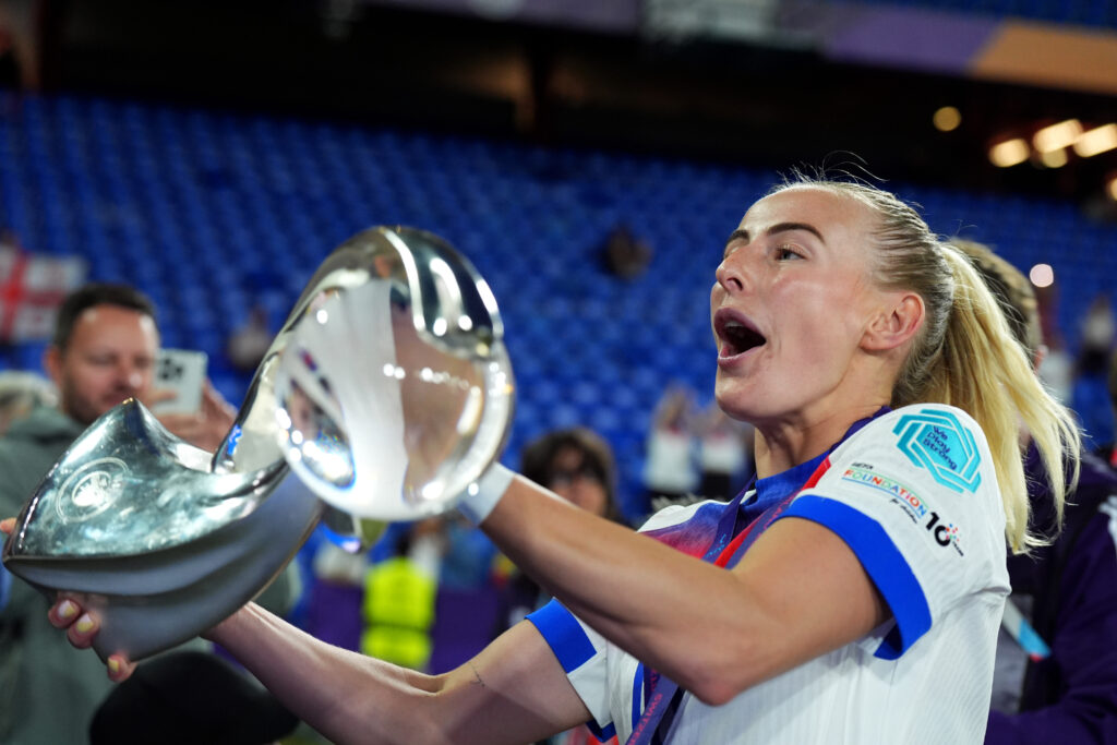 Arsenal star to receive MBE 2 BASEL, SWITZERLAND - JULY 27: Chloe Kelly of England celebrates victory with the UEFA Women's EURO trophy after England defeat Spain during the UEFA Women's EURO 2025 Final match between England and Spain at St. Jakob-Park on July 27, 2025 in Basel, Switzerland. (Photo by Daniela Porcelli/Getty Images)