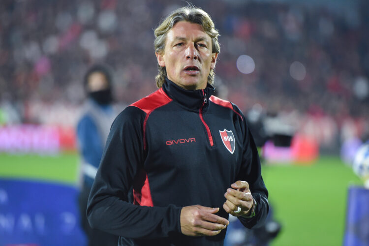 ROSARIO, ARGENTINA - AUGUST 8: Gabriel Heinze Coach Of Newell´s Old Boys gestures previous a second leg round of sixteen match between Newell's Old...