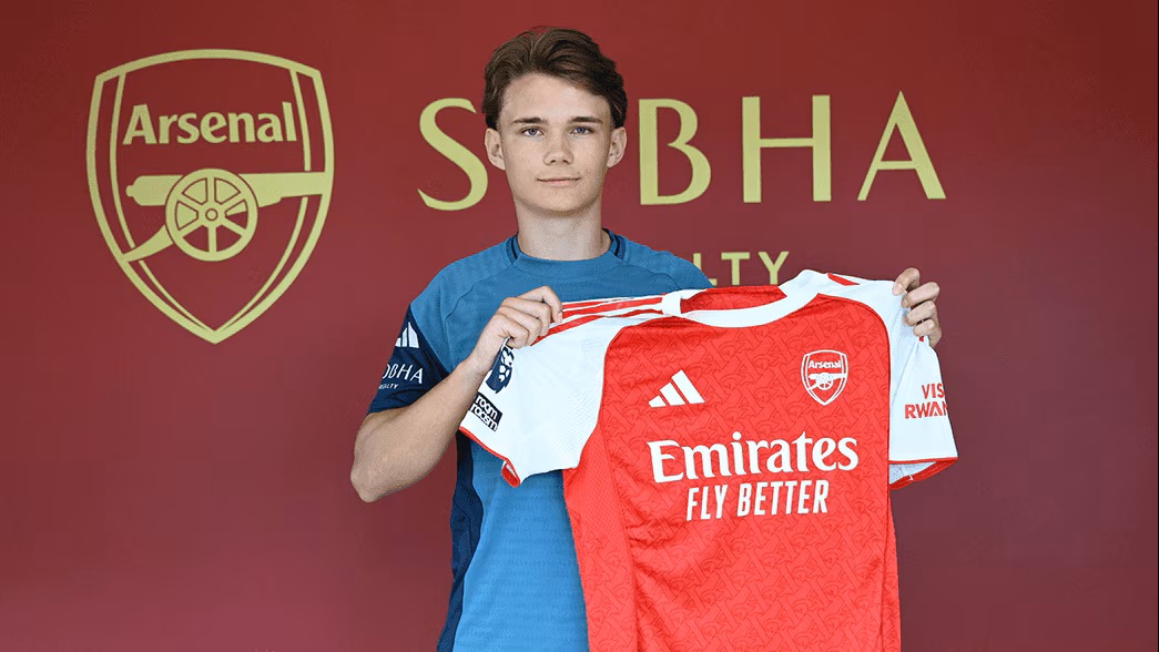 Will Sweet after signing his professional contract with Arsenal (Photo via Arsenal.com)